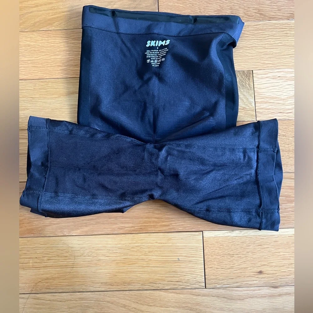 SKIMS High waisted bonded short - Picture 5 of 6